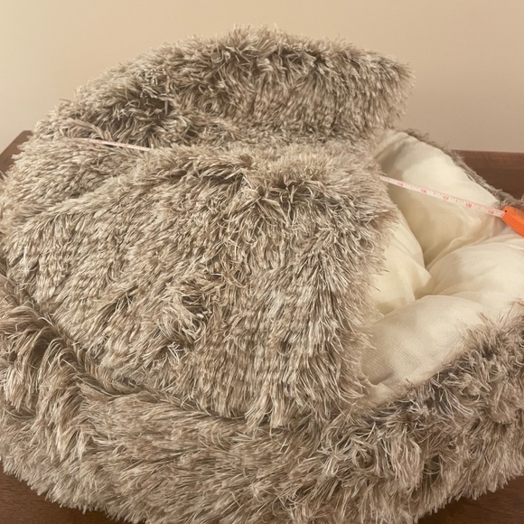 Round Small Cave Dog Bed - New in Bag - 20"x20" - Picture 9 of 10